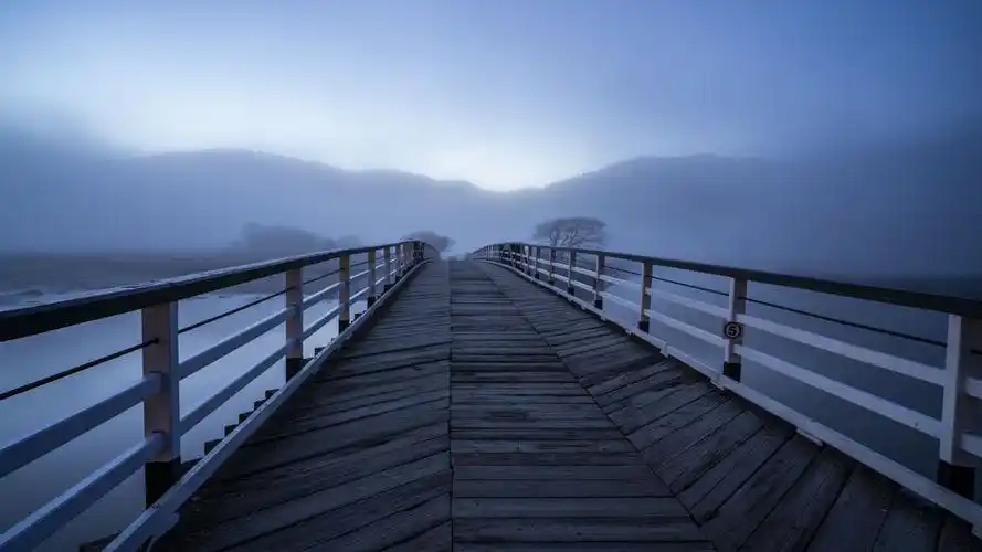 壁纸 木桥,雾,河,早晨 3840x2160 uhd 4k 高清壁纸, 图片, 照片