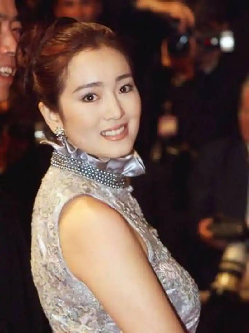 巩俐的侧颜硬照,鼻梁不算太高,还有点双下巴,但还是担当的起回眸一笑