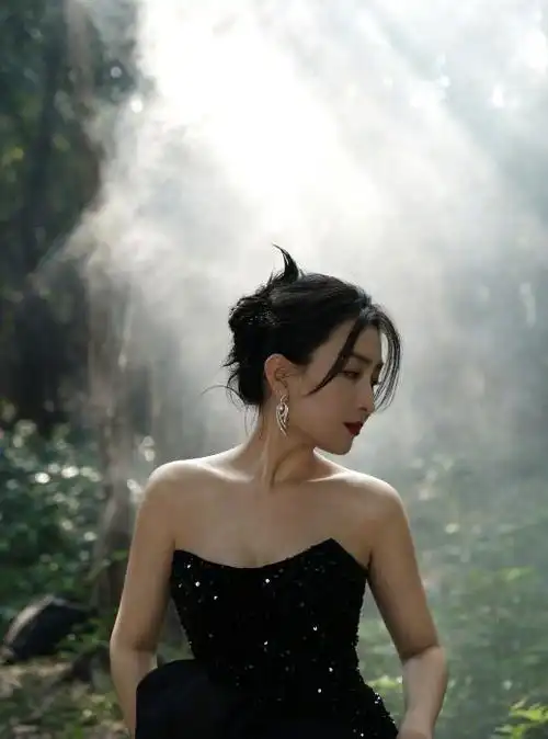 马苏厦门出席活动尽显优雅魅力抹胸裙点亮全场