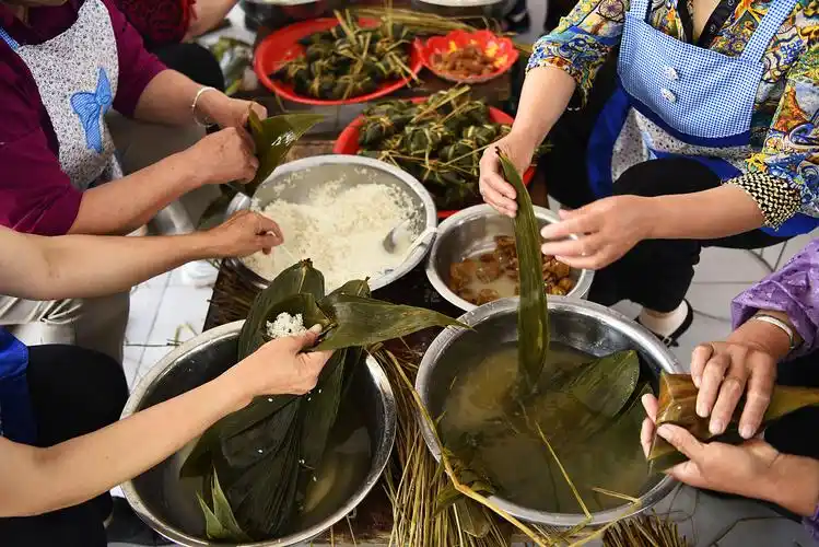 村民们在包粽子.