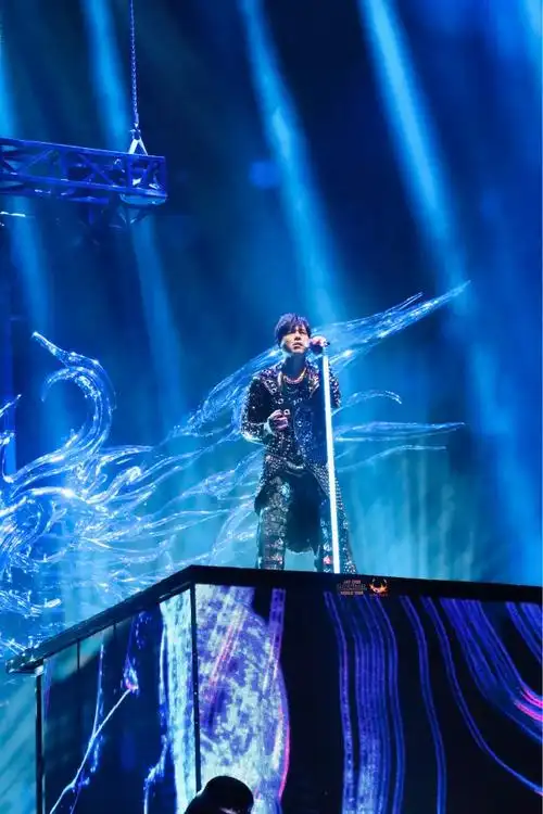 在第一排给老周拍点他的人生照片95周杰伦超话#周杰伦杭州演唱会