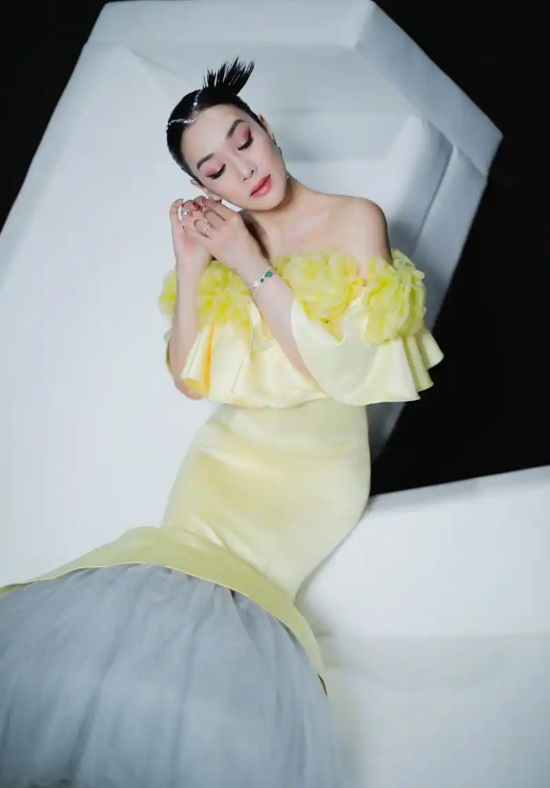 钟丽缇,穿这身鹅黄礼服,完全不像50岁的状态