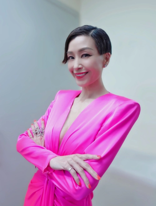 伍咏薇美得太高调玫红色连衣裙大秀曼妙身材高挑时髦又有气场