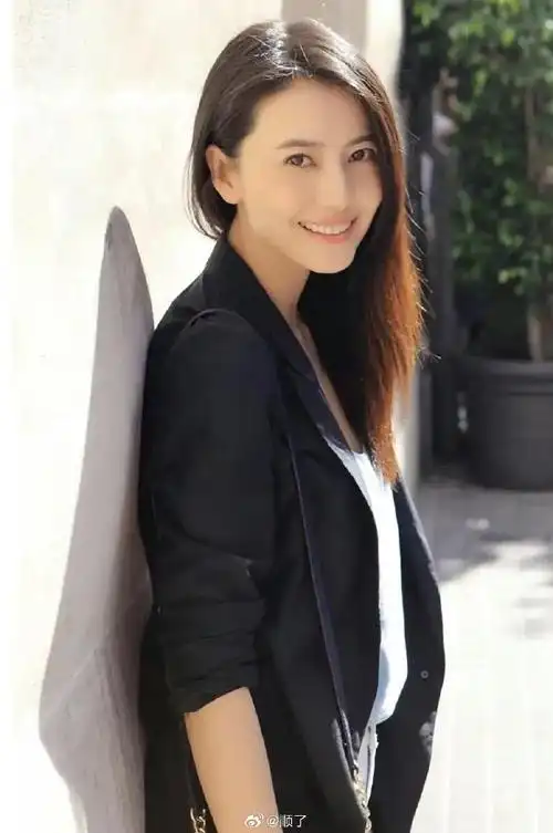 不老女神高圆圆  清纯美女高圆圆只是换了美容烤瓷牙,整个人笑起来的