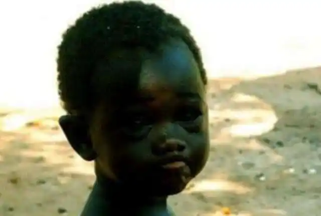 第二张则是更大一些的照片,照片中,小黑孩头发卷曲,身体黝黑,不过看