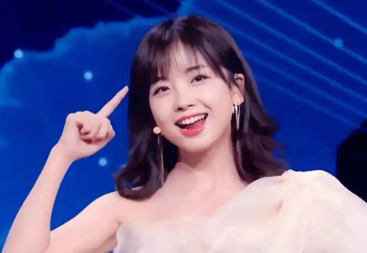 王冰冰无惧流言蜚语,高调亮相央视网络春晚,甜美笑容