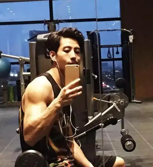 海岩老师手把手教他怎么炒作,他愣是没学会,整天就知道埋头健身练肌肉