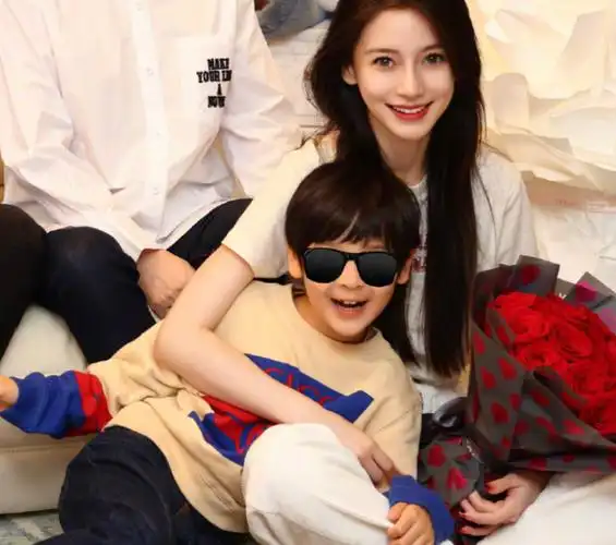 原创杨颖晒35岁生日照与父母儿子罕见同框小海绵露正脸神似父母