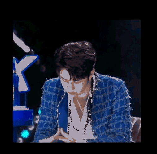 王一博跟小孩聊咬指甲