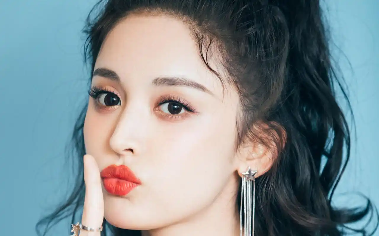 古力娜扎甜美俏丽高清桌面壁纸