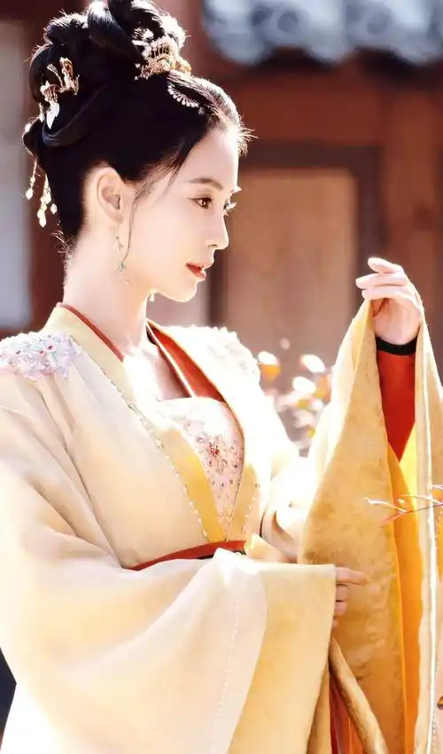 相比开机时面部僵硬的angelababy,这次的剧照状态更加甜美了,面部也没