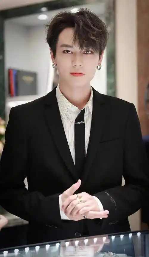 小咕每日安利#——林彦俊黑西装合集矜贵优雅的林彦俊,谁会不喜欢啊