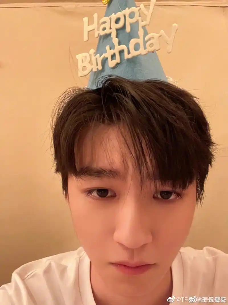 王俊凯生日蛋糕蜡烛吹不灭