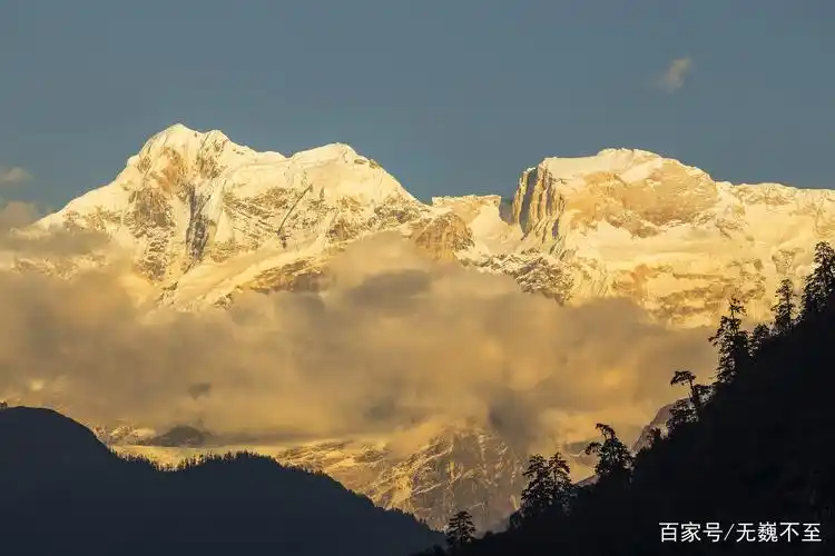 世界第八高峰马纳斯鲁峰日照金山图