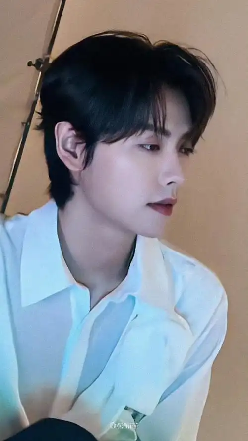 你的头型是一个爱心脓  第一张好绝的下颚线,清晰流畅自然硬朗帅气