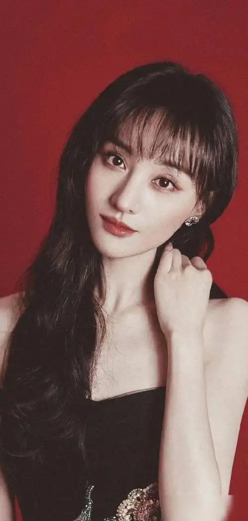 郑爽美出新高度一袭抹胸黑纱长裙飘逸灵动腰间花朵更添风情