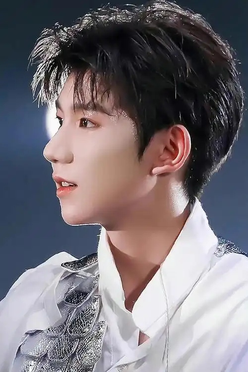 王源素颜侧脸随拍#王源侧脸绝了下颔线绝绝子