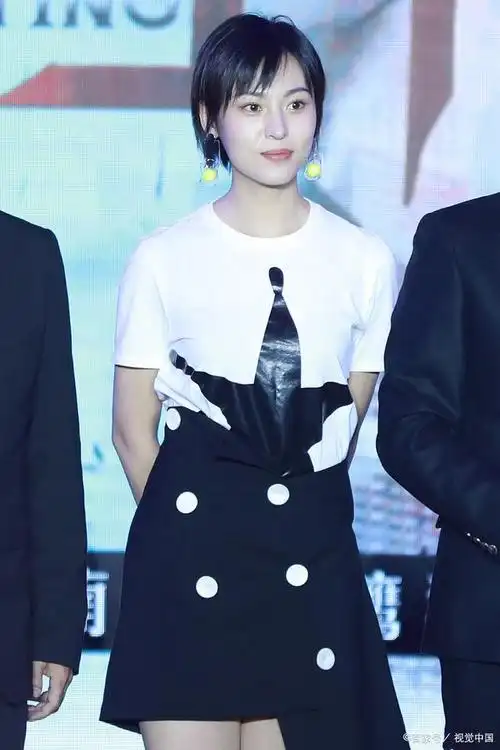 初次得知周放,是在《青年医生》节目中,作为即将毕业的学生,她前往