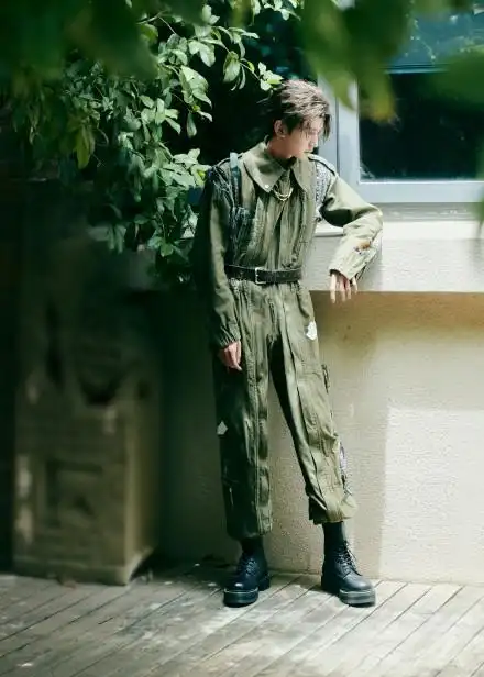 王源身穿军绿色工装拍大片 酷帅十足青春活力满满