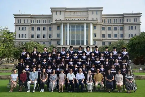 身着学士服心怀远方梦我院2021届毕业生拍摄集体毕业照