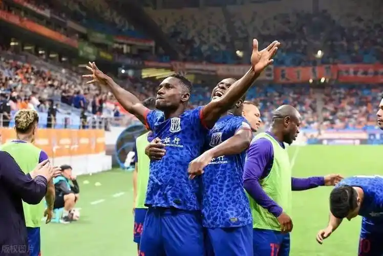 有中卫朱辰杰,蒋圣龙3人是本赛季的绝对主力,中场3人组汪海健,徐皓扬