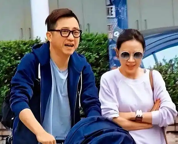 庾澄庆携哈利继母参加儿子毕业典,张嘉欣气质出众未见生母伊能静|婚姻