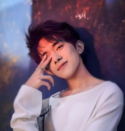 看了易烊千玺在外网爆火的视频我才明白他的成功绝非偶然