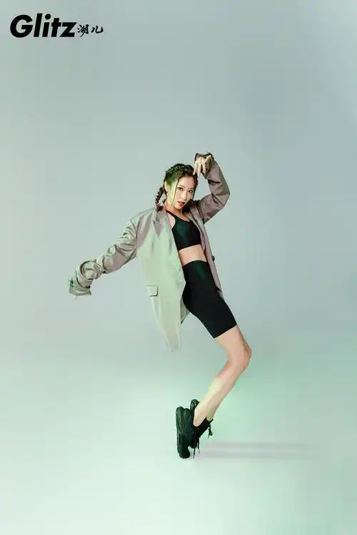 > 袁咏琳多面甜酷风写真图片(5/8)