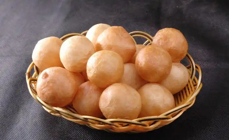 油面筋是一种传统油炸面食,色泽金黄,表面光滑,味香性脆,吃起来鲜美