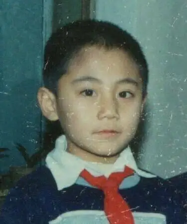 刘烨女儿为其庆生作画 儿子诺一弹吉他多才多艺