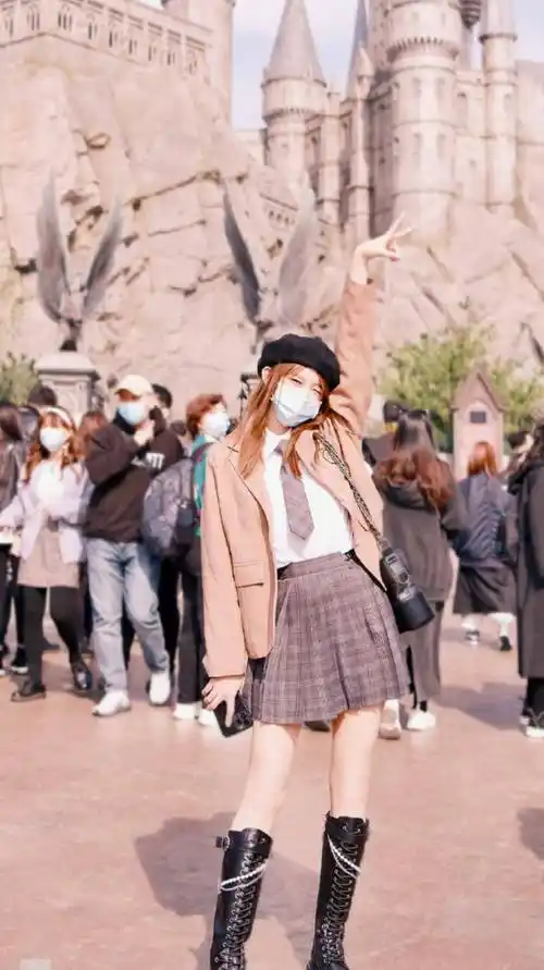 原创程潇打卡环球影城拿小黄人雪糕拍游客照饮料吸管上面蹭得都是口红