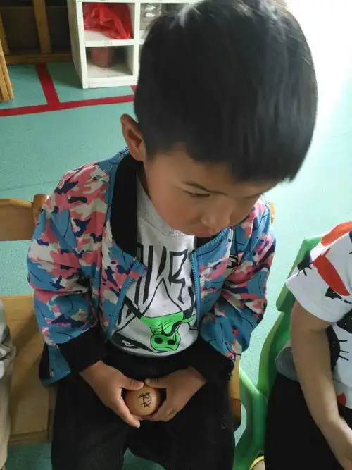 我们小朋友把蛋宝宝保护的就像爸爸妈妈保护我们的宝贝一样捧在我们的