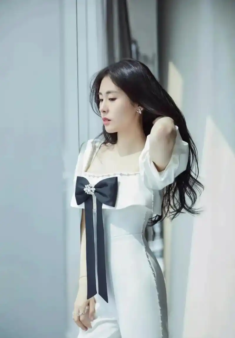 一组张碧晨最新一期,黑色蝴蝶结白色连身衣裤显示张碧晨黄金身材比例!