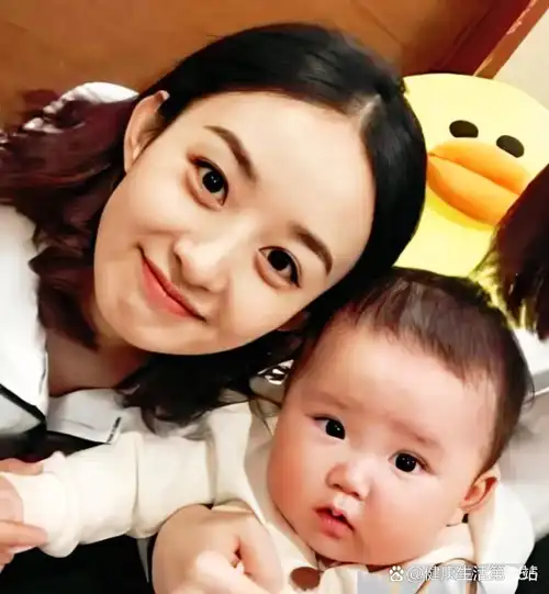 颖宝的儿子想想都这么大了,这孩子真会长,完美继承了爸爸妈妈的优点