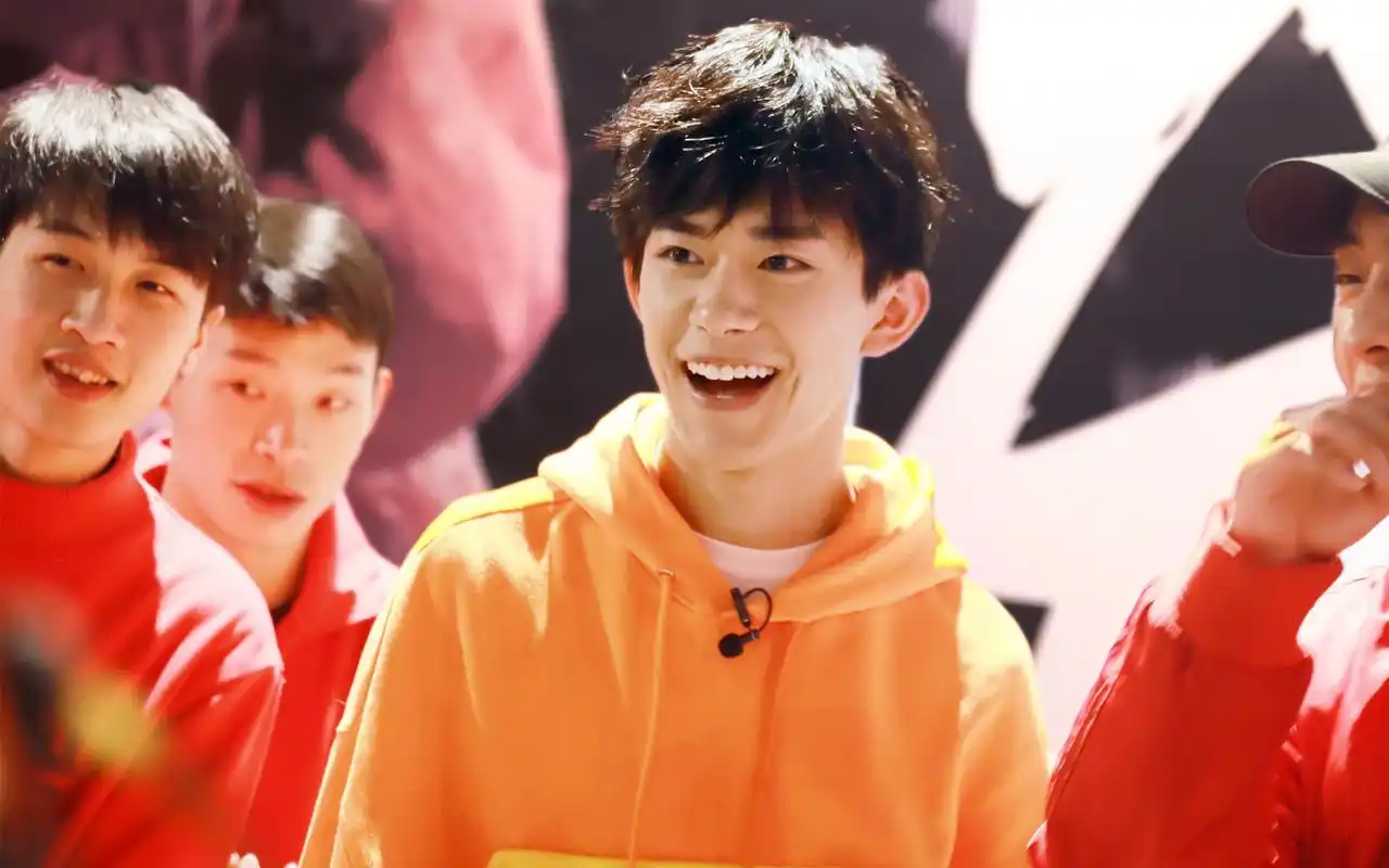 易烊千玺综艺图片高清桌面电脑壁纸