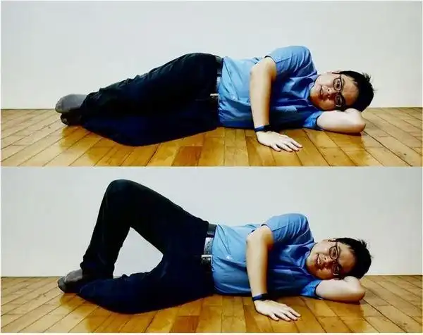 动作示范:蚌式开合.(图片提供/彰基邓奕廷物理治疗师)