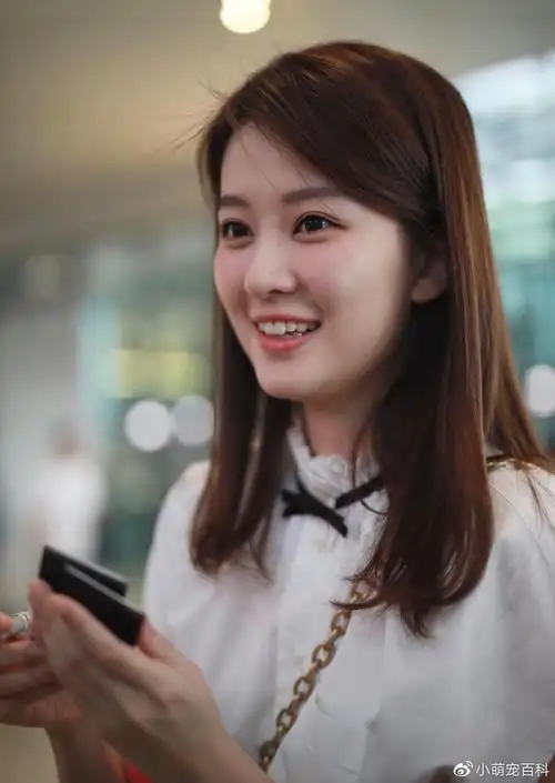 乔欣儿童节现身元气满满收礼物太开心如邻家大女孩