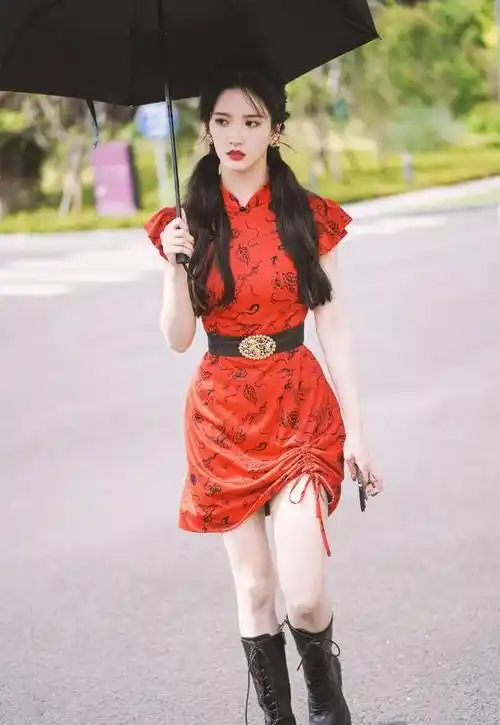 刘些宁为秀腿真拼,穿短旗袍下摆还打个结,"漫画腿"真抢镜_时尚_改良