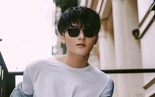 黄子韬最帅街拍写真图片桌面壁纸