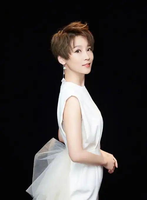 吴京的妻子谢楠气质很高级,穿纯白套装又帅又美,好潇洒