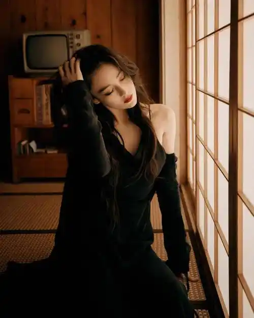 张馨予黑色露肩连身裙展现迷人身材 卷发红唇 细腰长腿 魅力十足_风格