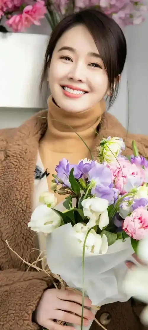 左小青:美丽背后,坚韧与自信的娱乐圈典范 左小青,这位温婉可人的女