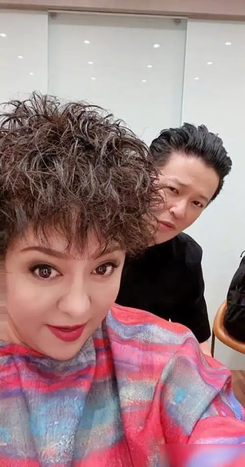 向太陈岚晒短发造型,头发变短气场却更足,六十一岁仍爱穿花裙|连衣裙