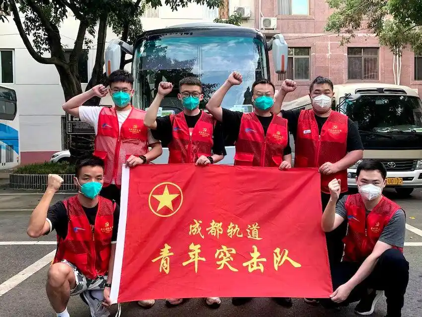 让青年突击队的旗帜飘扬在抗疫第一线