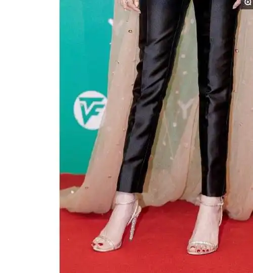 万茜亮片裙混搭西装裤,高跟美脚丫很可爱