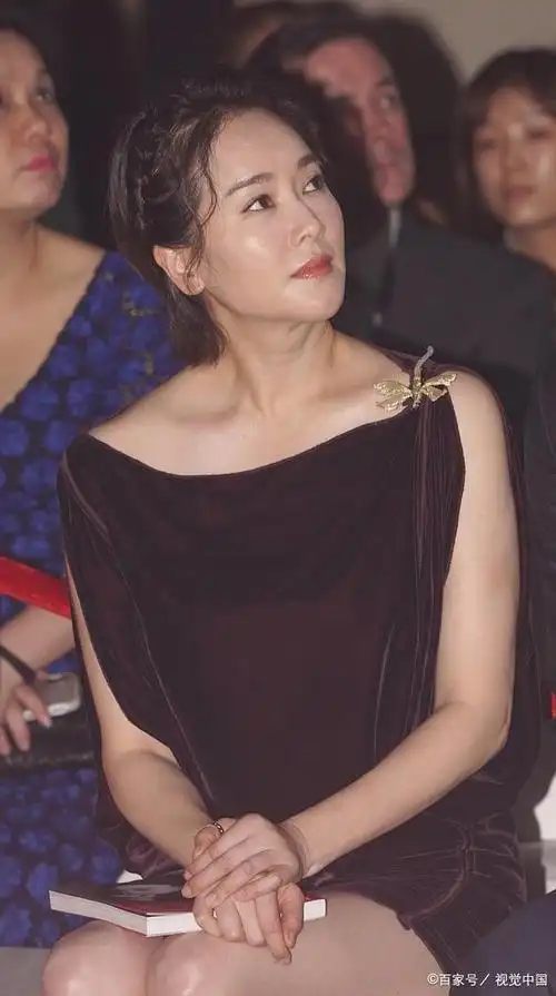 被称男神收割机的左小青,42岁风韵犹存,嫁大20岁豪门后生活幸福