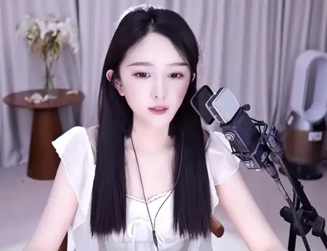 虎牙女主播"林七七"诉苦:吐槽歌手唱得难听,遭到对方起诉