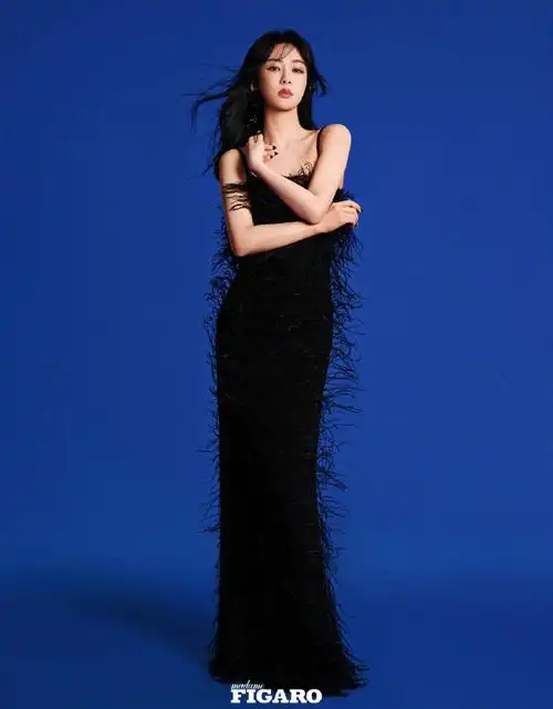 杨紫流光羽翼大片##明星时尚