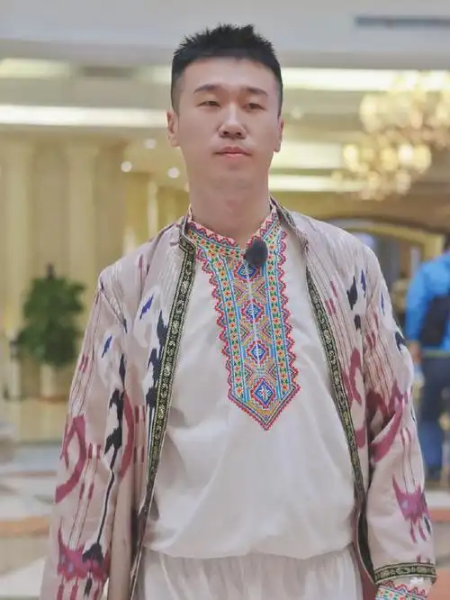 12月23日,德云社杨九郎深夜晒照,帅气造型引网友热议.