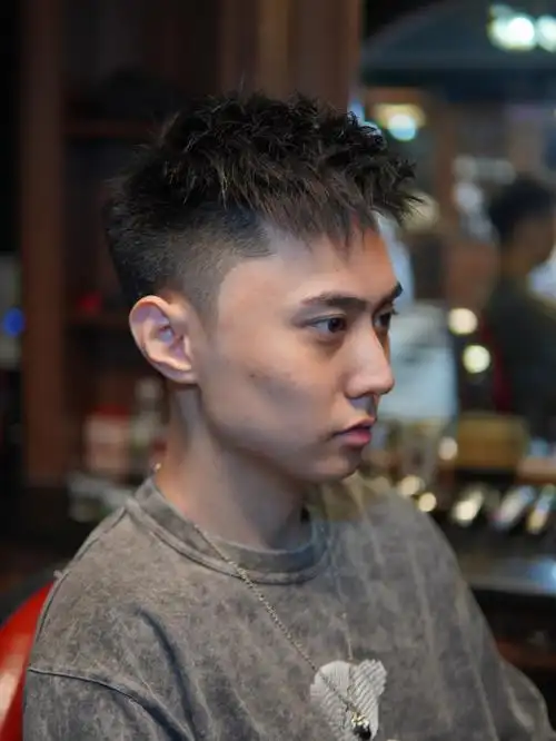男生凌乱纹理短发